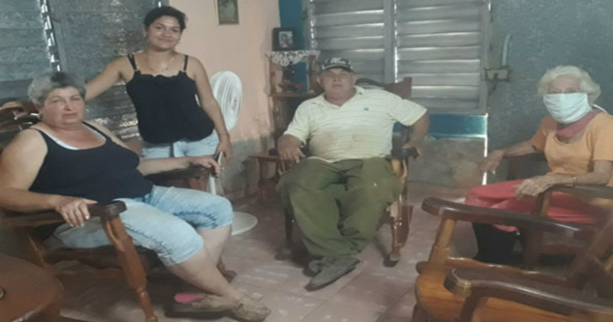 La familia Otero Mirabal junto a la maestra jubilada que han acogido en su hogar © Radio Guamá