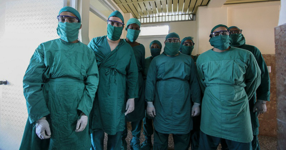 Médicos cubanos ataviados con nasobucos © Juventud Rebelde / David Gómez Ávila.
