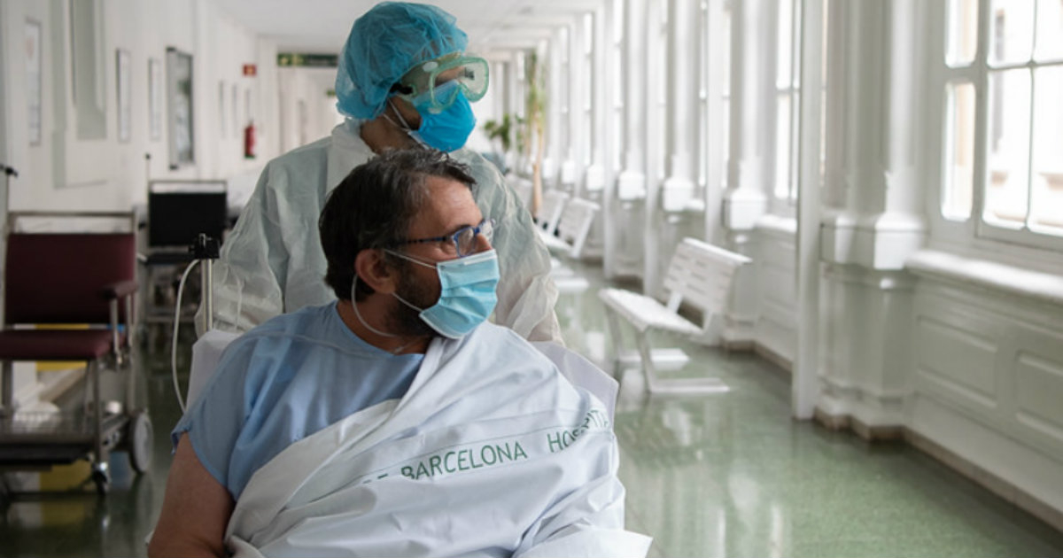 Un profesional sanitario traslada a un paciente en el Hospital Clínic de Barcelona © Flickr / Hospital CLÍNIC / Francisco Àvia