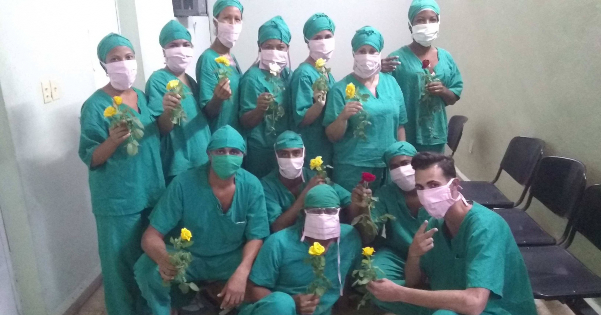 Personal médico recibe flores en Santiago de Cuba © Facebook / FEU Santiago