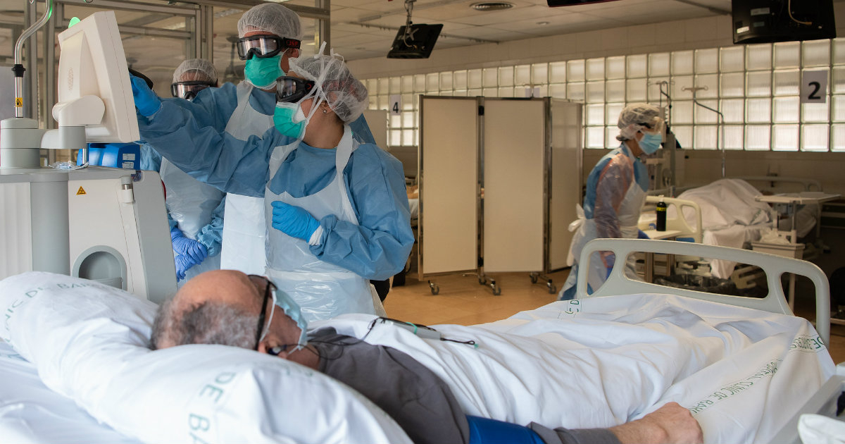 Médicos monitorean a un paciente en el Hospital Clínic de Barcelona © Flickr / Hospital CLÍNIC / Francisco Àvia