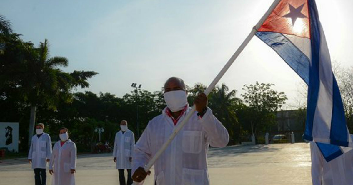 Integrantes de la Brigada Médica antes de salir a Cabo Verde © Cubadebate / Marcelino Vázquez Hernández.