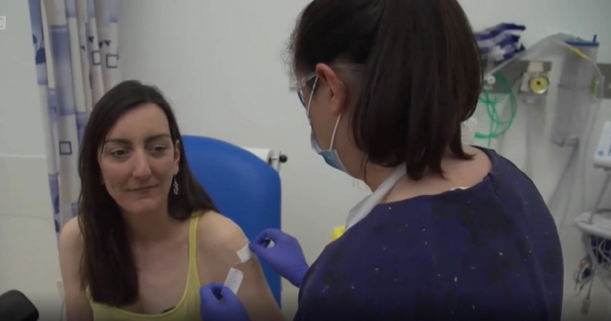 Primera persona vacunada en ensayo clínico © Captura de video / BBC