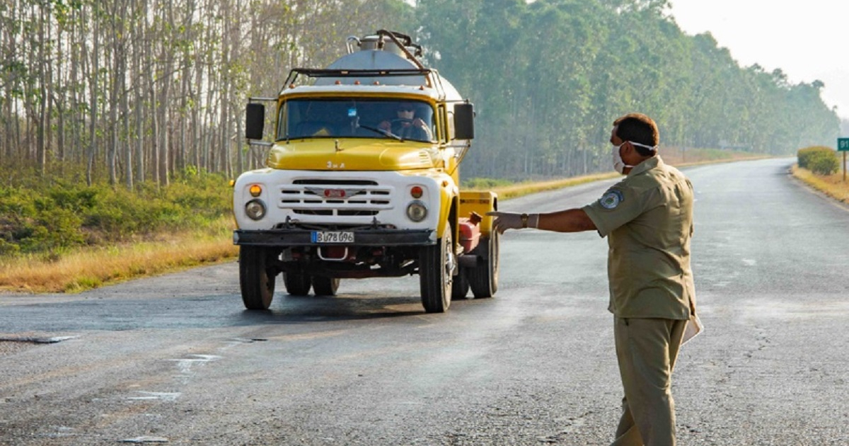 Control vehicular en autopista cubana por coronavirus © ACN