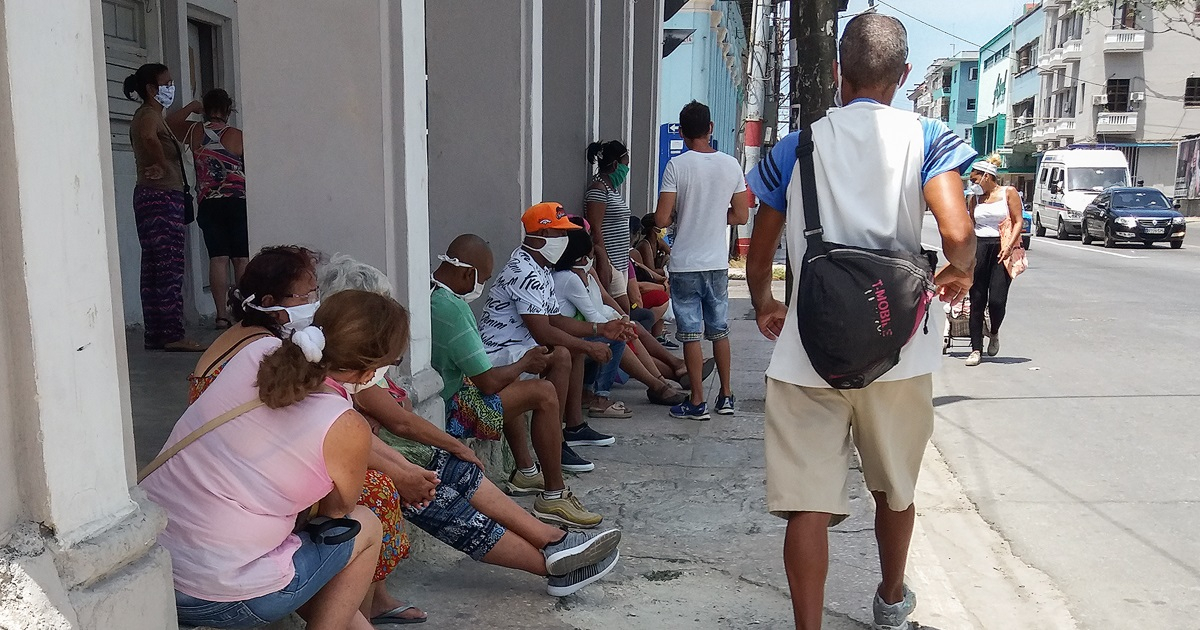 Cubanos haciendo cola durante el coronavirus © CiberCuba