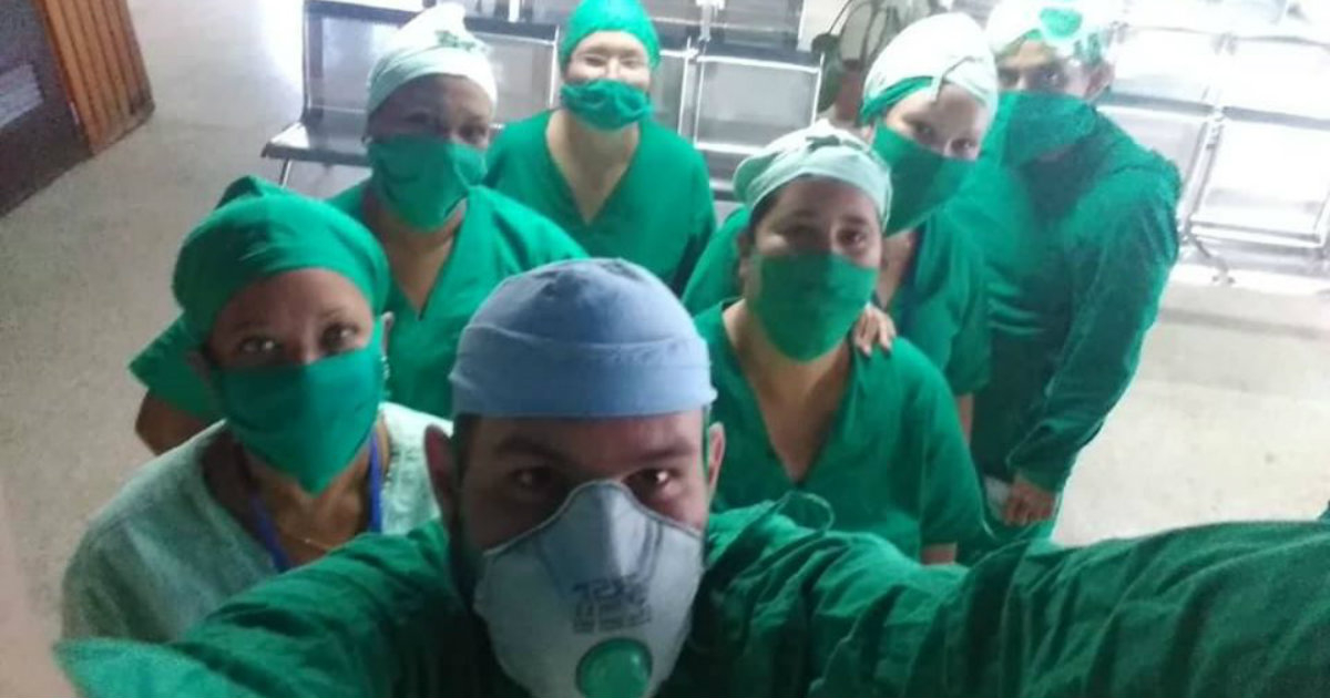 Médicos cubanos con nasobucos © Facebook / IPK