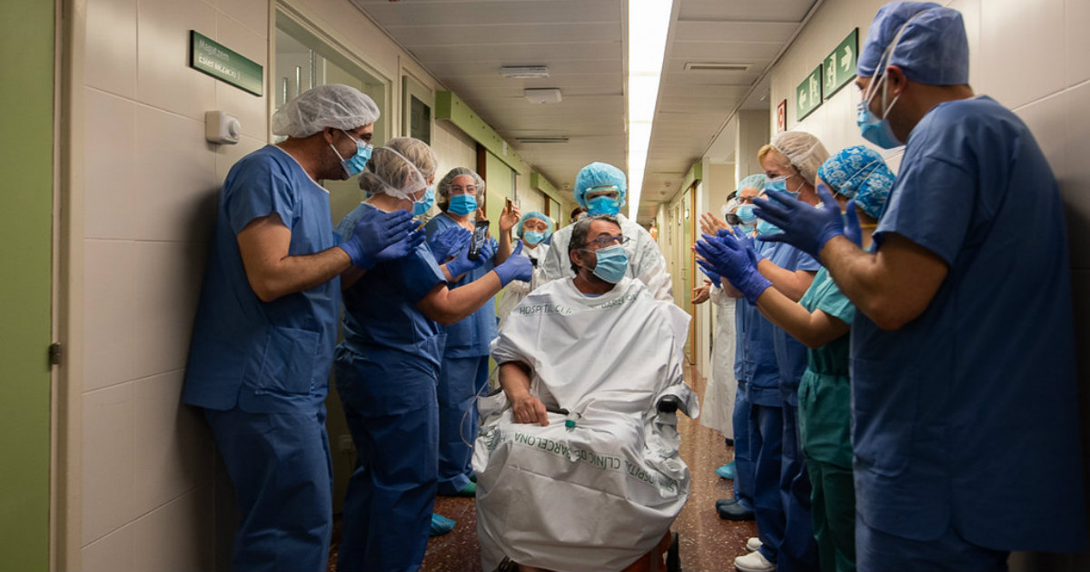 Profesionales sanitarios aplauden en Barcelona a un paciente recuperado © Flickr / Hospital CLÍNIC / Francisco Àvia