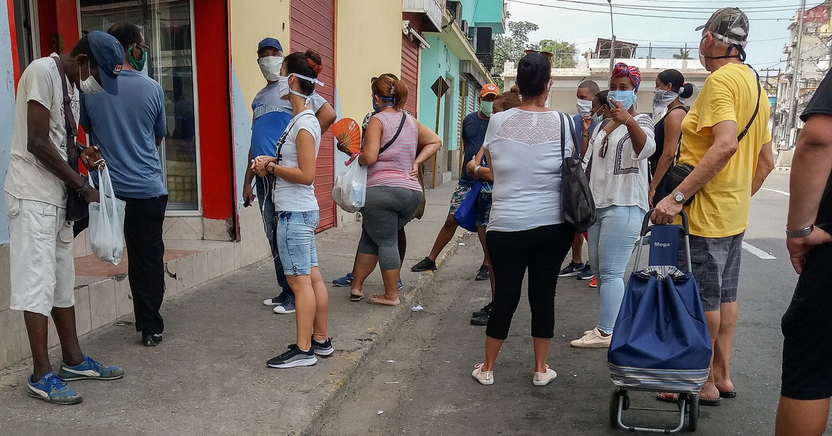 Las colas en Cuba, principal fuente de contagio © CiberCuba