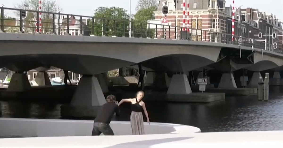 Bailarina actuando en la calle © Dutch National Ballet