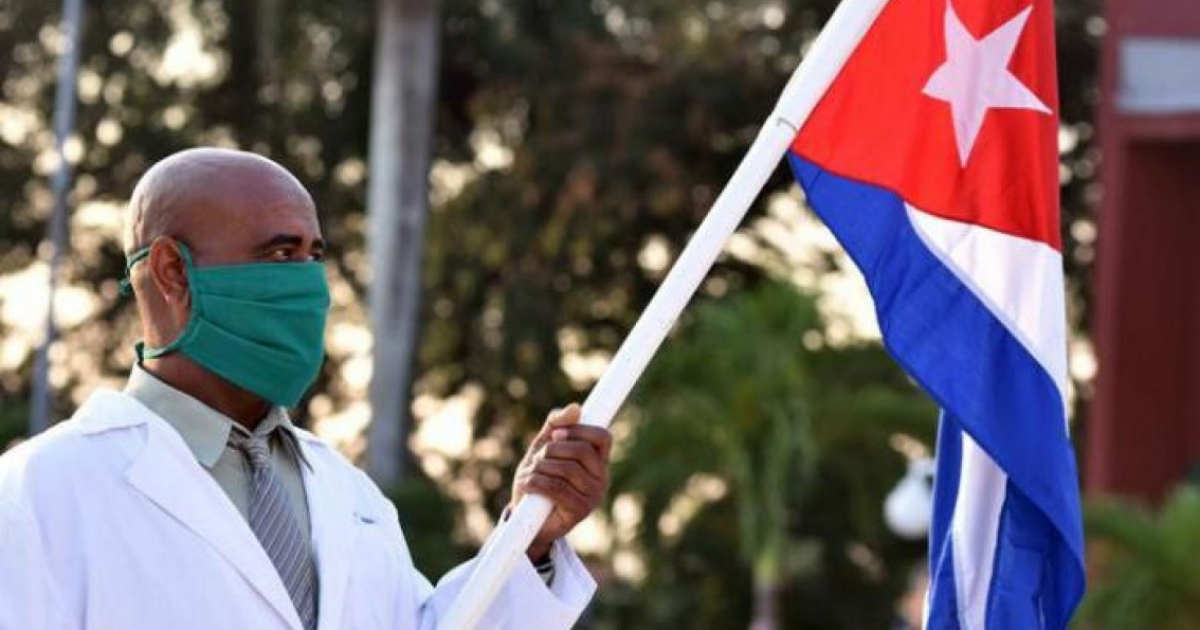 Médico cubano sosteniendo la bandera (Imagen referencial) © Nino Gutierrez62/ Twitter