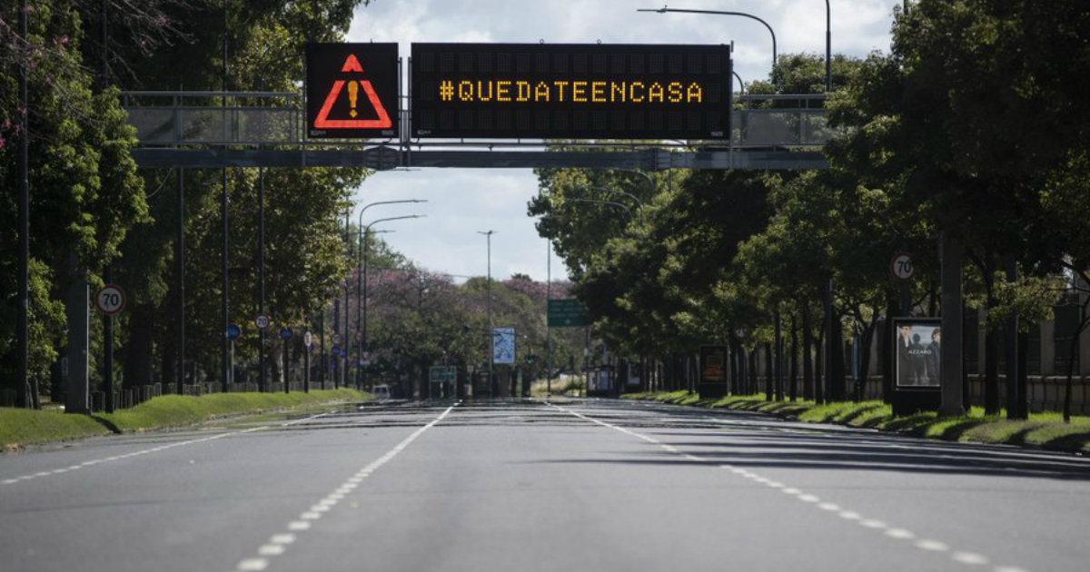 Calle vacía de autos y el cartel "Quédate en casa" (referencia © Twitter/Argentina Unida