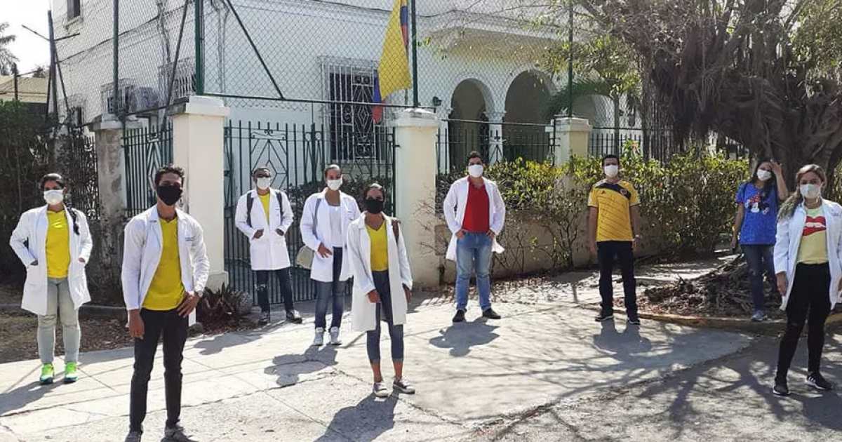 Médicos colombianos se manifiestan ante la embajada de su país en La Habana © Twitter