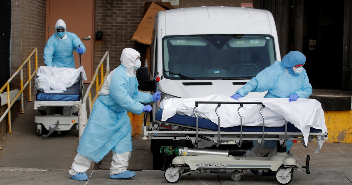 Personal médico traslada un cadáver en un hospital de Nueva York © Reuters