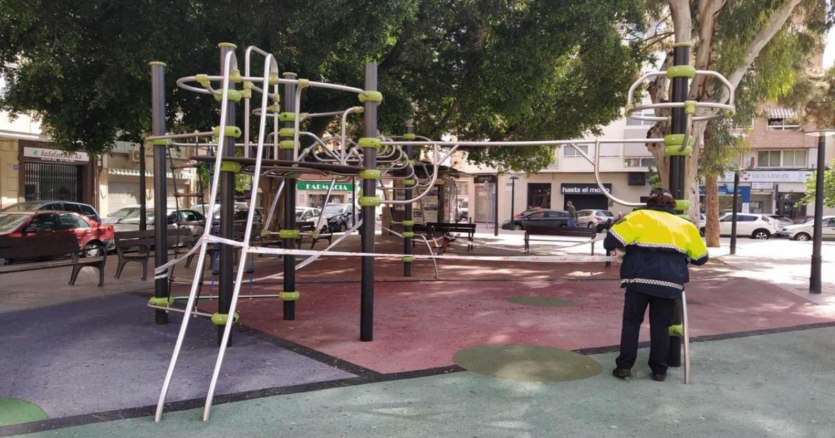 Policía en España limpia un parque donde salieron los niños este domingo. © Twitter / @alicanteayto