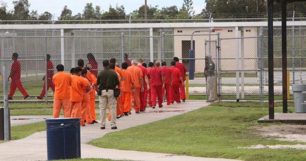 Presos en un reclusorio de Miami-Dade © Twitter