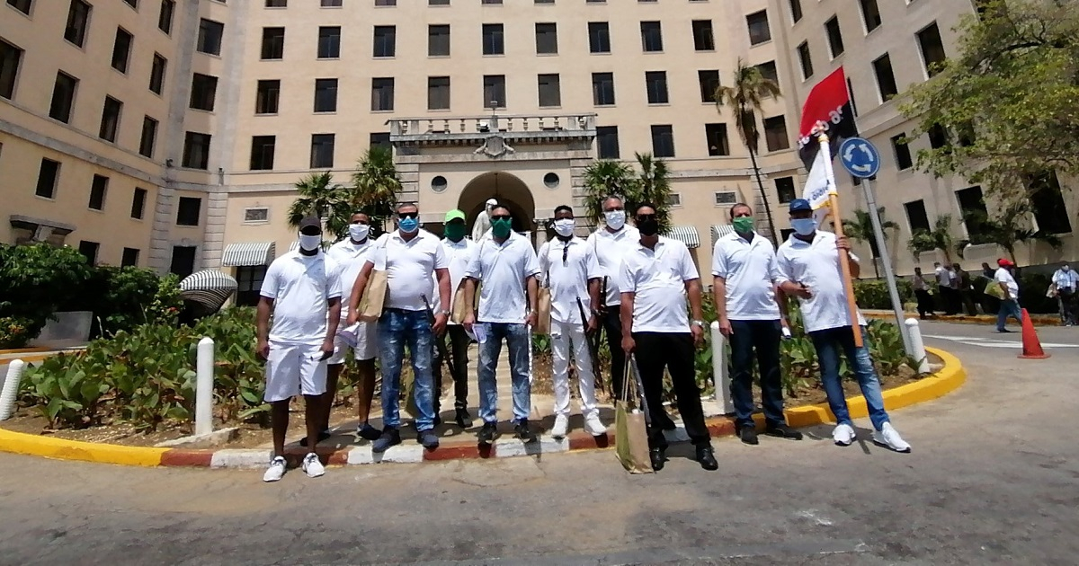 Los trabajadores fueron abanderados en el Hotel Nacional. © Facebook/Hotel Nacional de Cuba.
