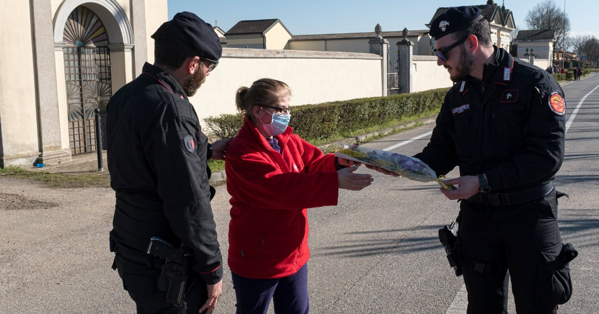Italiana agradece a policías por su servicio durante la crisis del coronavirus © Reuters 
