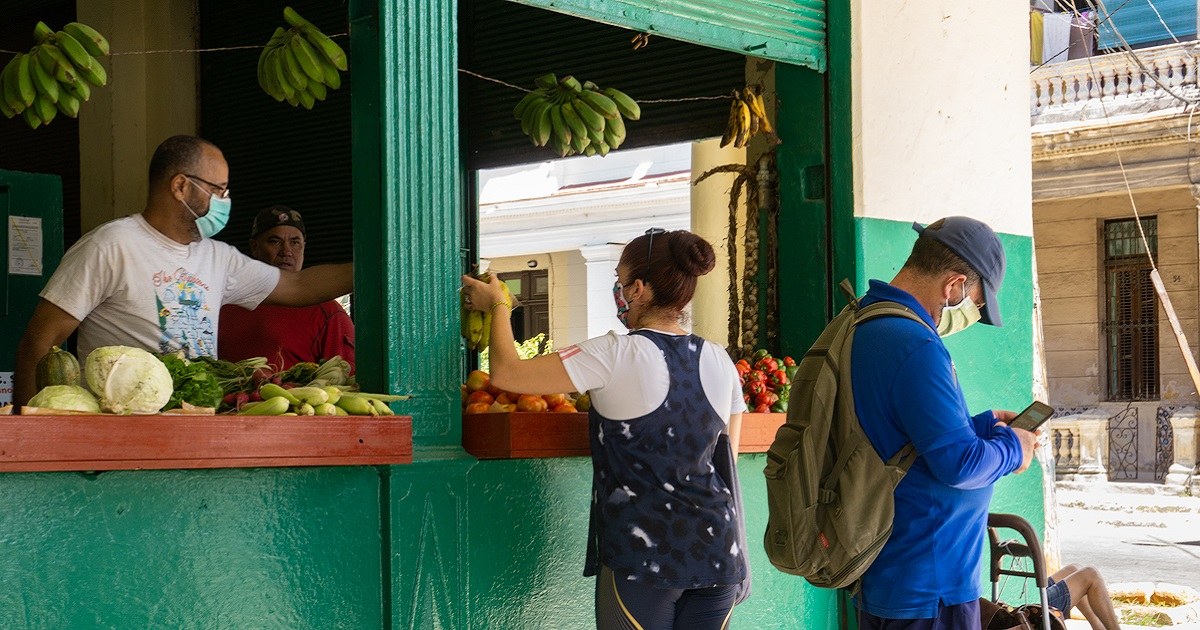 Personas con mascarilla en un agromercado cubano © Cibercuba