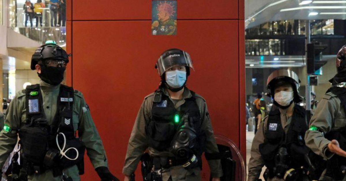 Una imagen desfigurada del presidente chino Xi Jinping y la enfermedad del coronavirus sobre la policía antidisturbios, en Hong Kong, China © Reuters