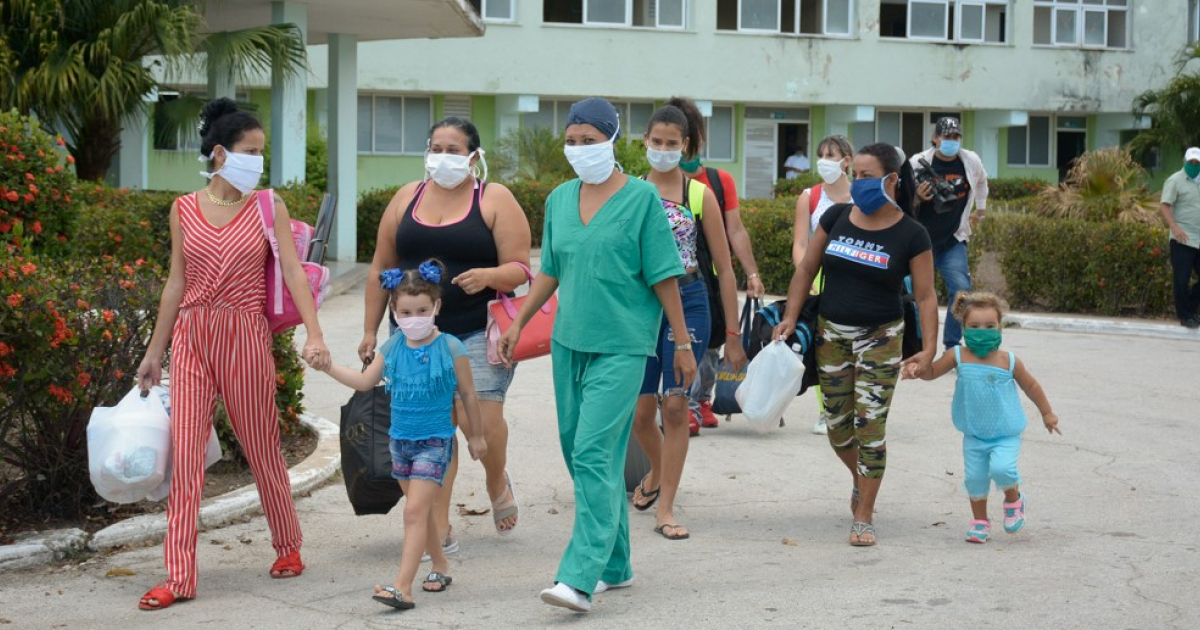 Pacientes de coronavirus abandonan el Hospital Amalia Simoni de Camagüey © Adelante/ Alejandro Rodríguez Leiva