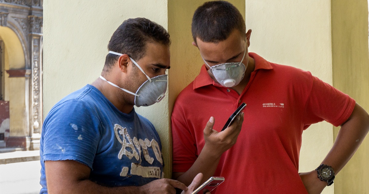 Cubanos conectados a internet desde sus móviles © CiberCuba