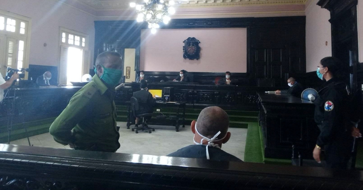 Cubano condenado (de espaldas) durante el jucio. © Facebook / Minoska Cadalso