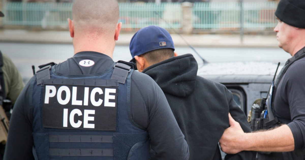 Agentes del ICE con migrante detenido © Twitter
