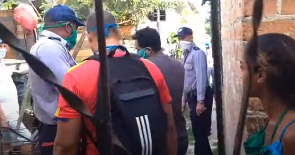 Detención del periodista independiente Enrique Díaz. © Captura de vídeo