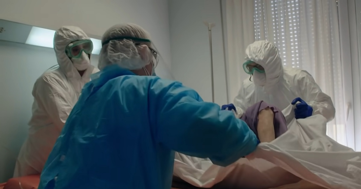 Trabajadores sanitarios atienden a una paciente en Italia. © Captura de reportaje de Vice en Youtube.