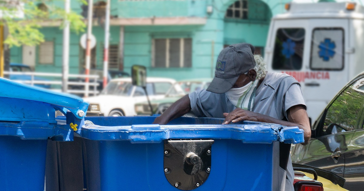 Cubano hurga entre los desperdicios de un contenedor de basura (imagen de referencia). © Cibercuba