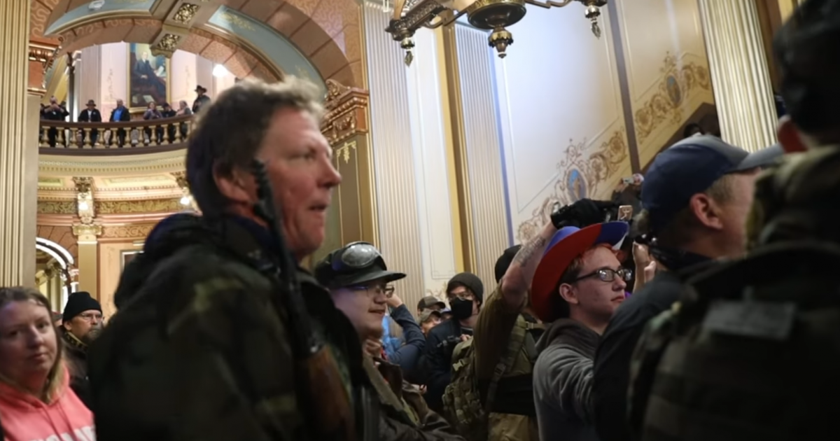 Manifestantes armados intentaron entrar al Capitolio de Michigan © Screenshot