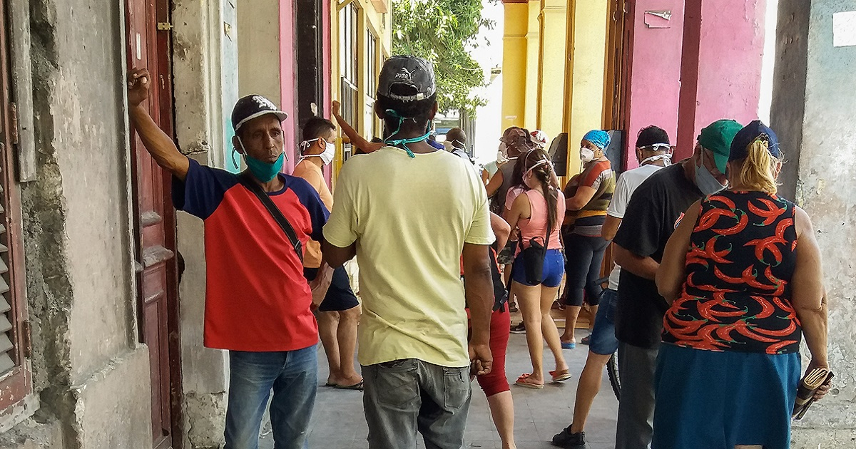 Personas con mascarilla hacen cola en La Habana (imagen de referencia). © Cibercuba