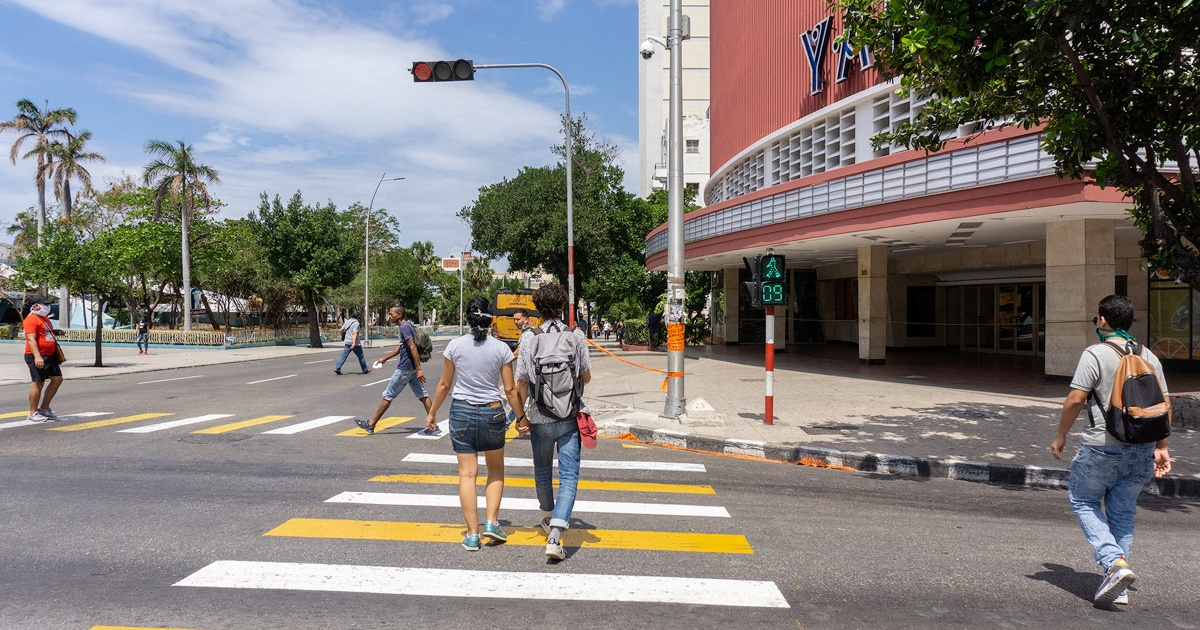 Personas caminando en el Vedado habanero (imagen referencial) © CiberCuba