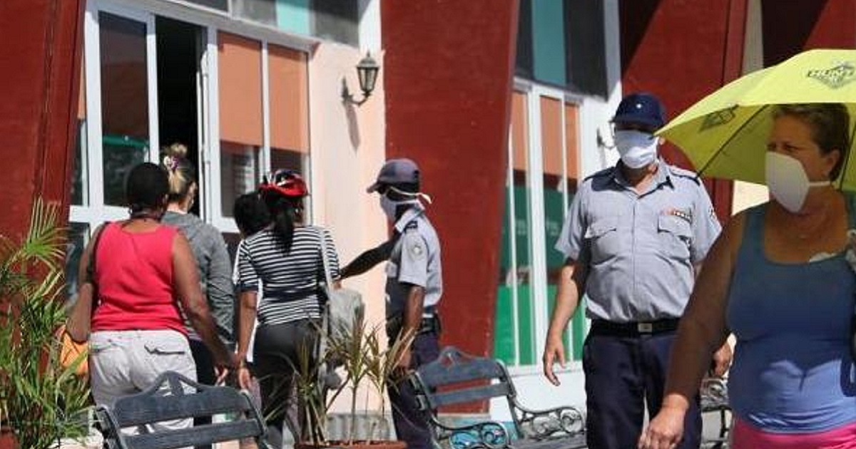 Policía cubana organiza una cola en Sancti Spíritus (imagen de referencia). © Escambray