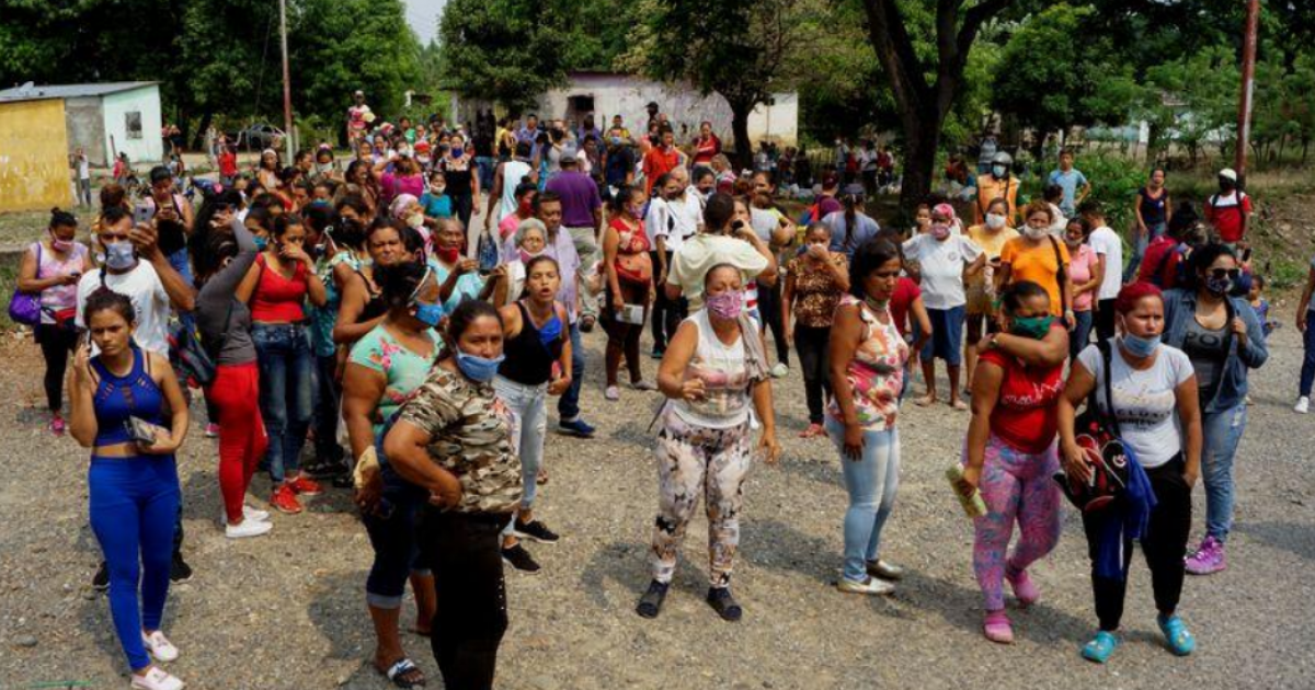 Familiares de los reclusos protestan en las afueras de la cárcel de Guanare © Reuters