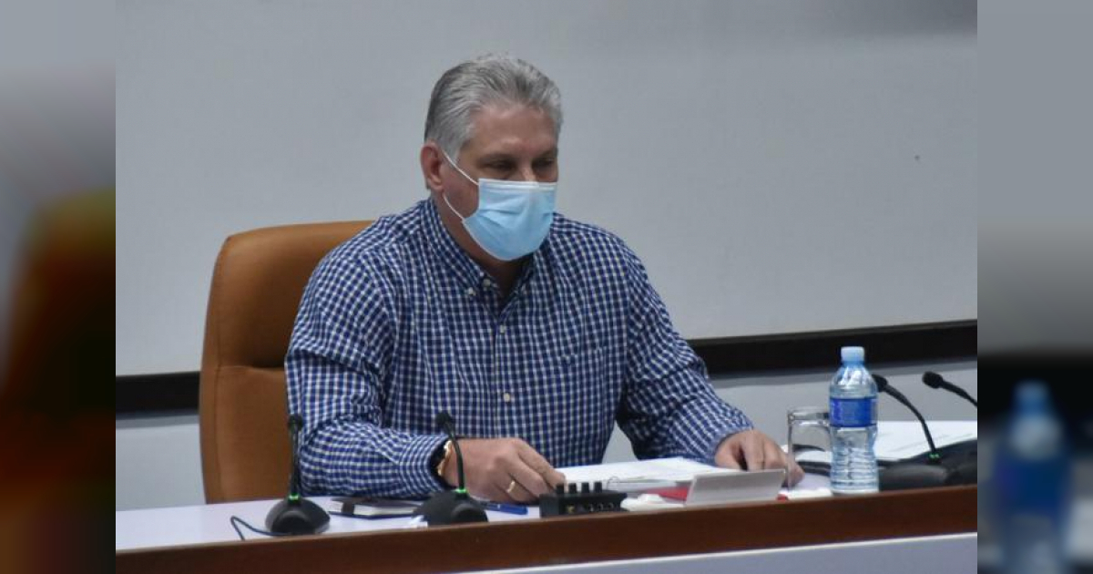Miguel Díaz-Canel Bermudez con nasobuco quirúrgico en el Consejo de Ministros © Estudios Revolución