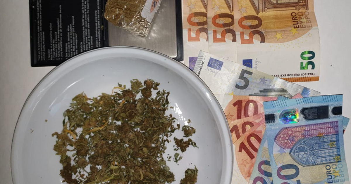 Dinero y marihuana incautado durante el operativo policial © Polizia Genova