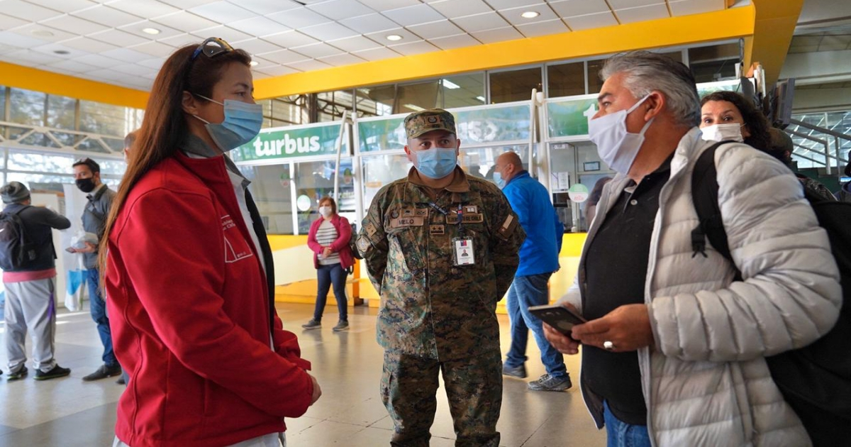 Personas con mascarillas en terminal de Chile. (imagen de referencia) © Twitter / @Int_Nuble