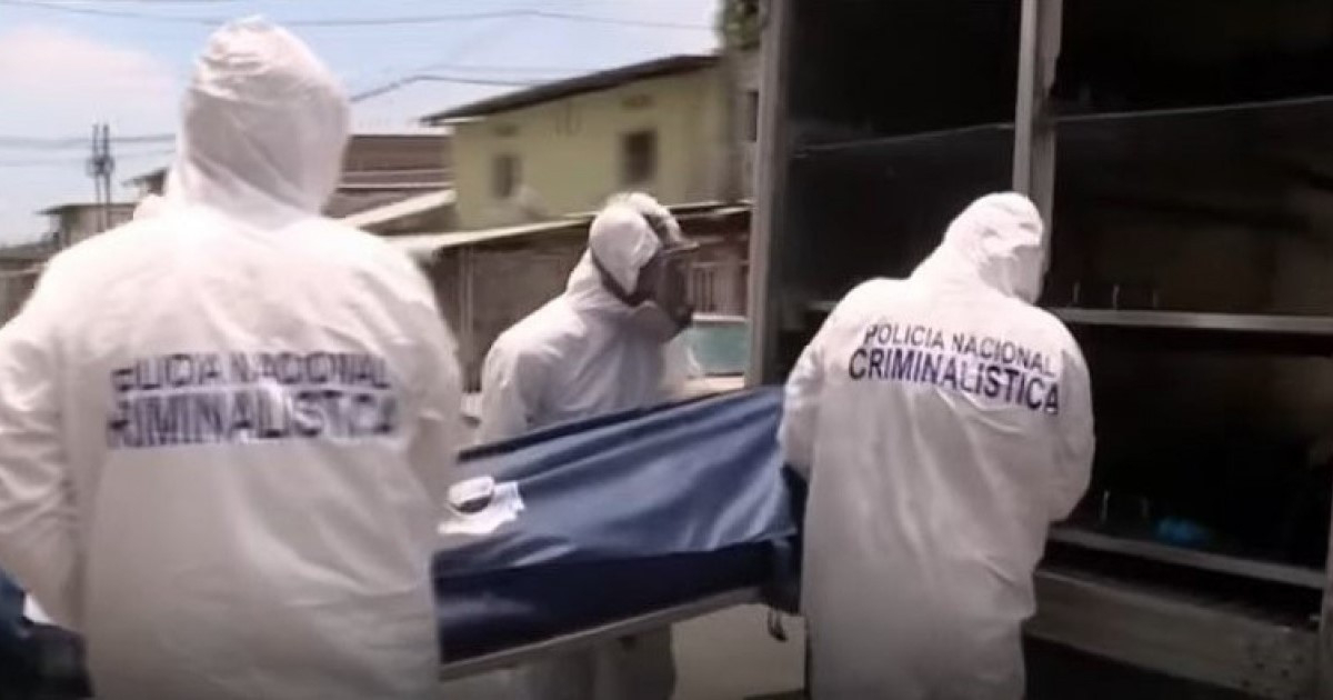 Policía de Ecuador retira un cadáver © Captura de video / Youtube
