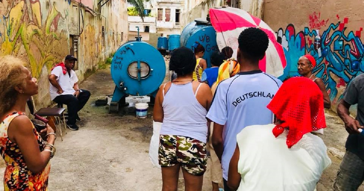 Cola en una pipa de refresco en Cuba © Facebook / Paparazzi cubano