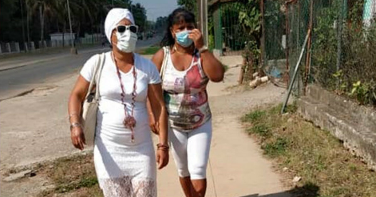 Mujeres cubanas caminan con nasobucos en una imagen de archivo © CiberCuba