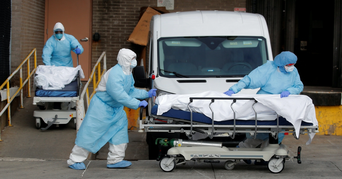 Personal médico traslada cadáver en hospital de Nueva York. (imagen de archivo) © Reuters