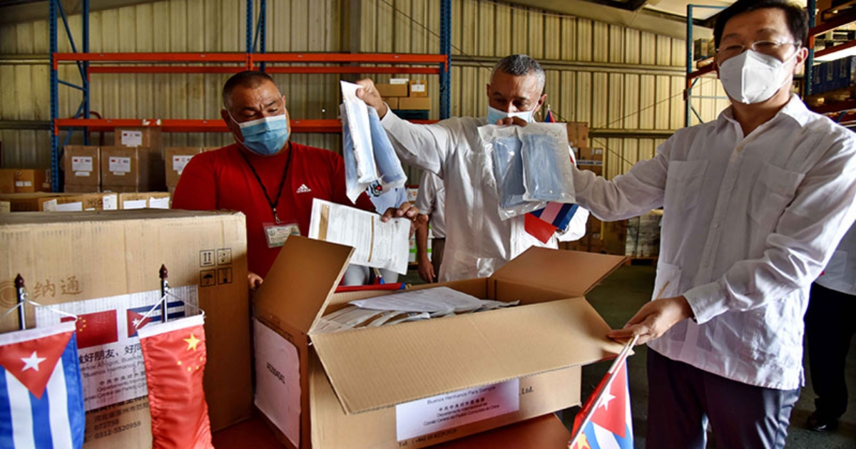 Representantes de China y Cuba con el donativo. © ACN / Omara García