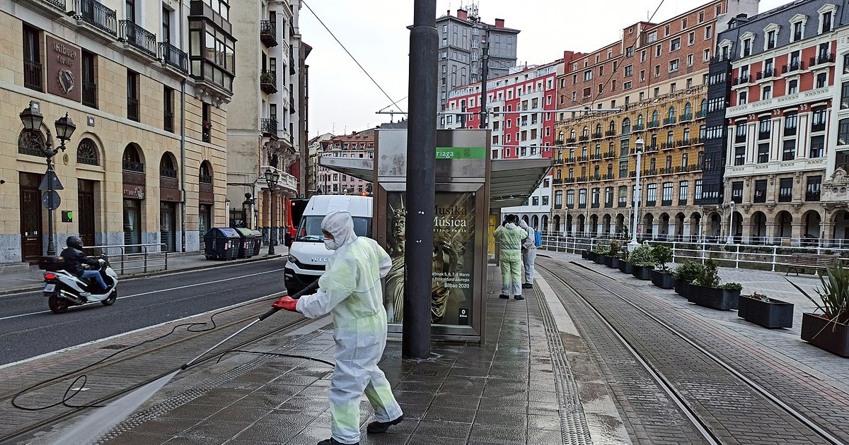 Desinfección en estación ferroviaria en el País Vasco, España © Wikipedia