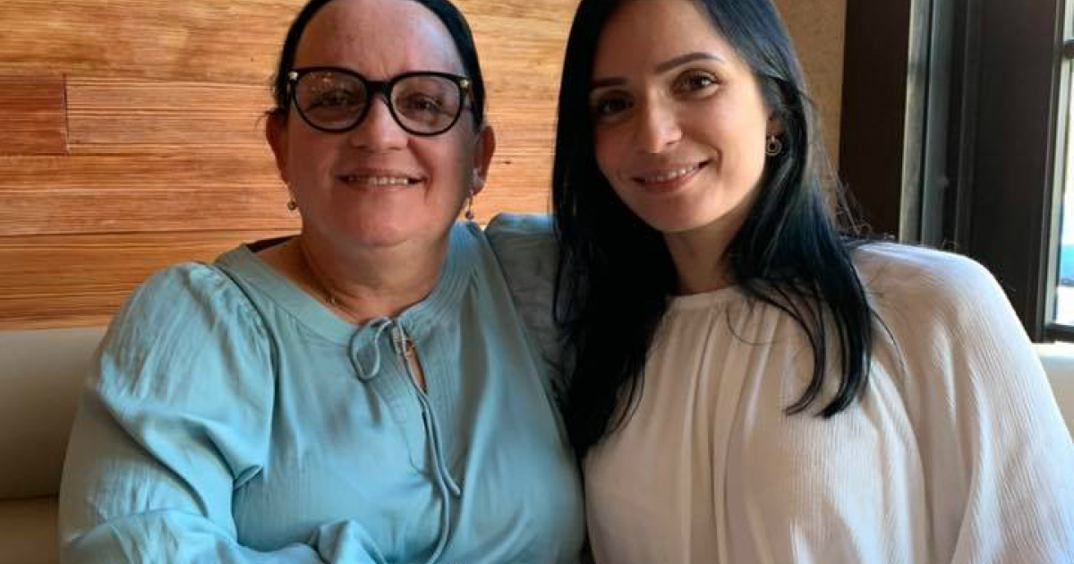 Diana Fuentes junto a su madre © Instagram de la artista