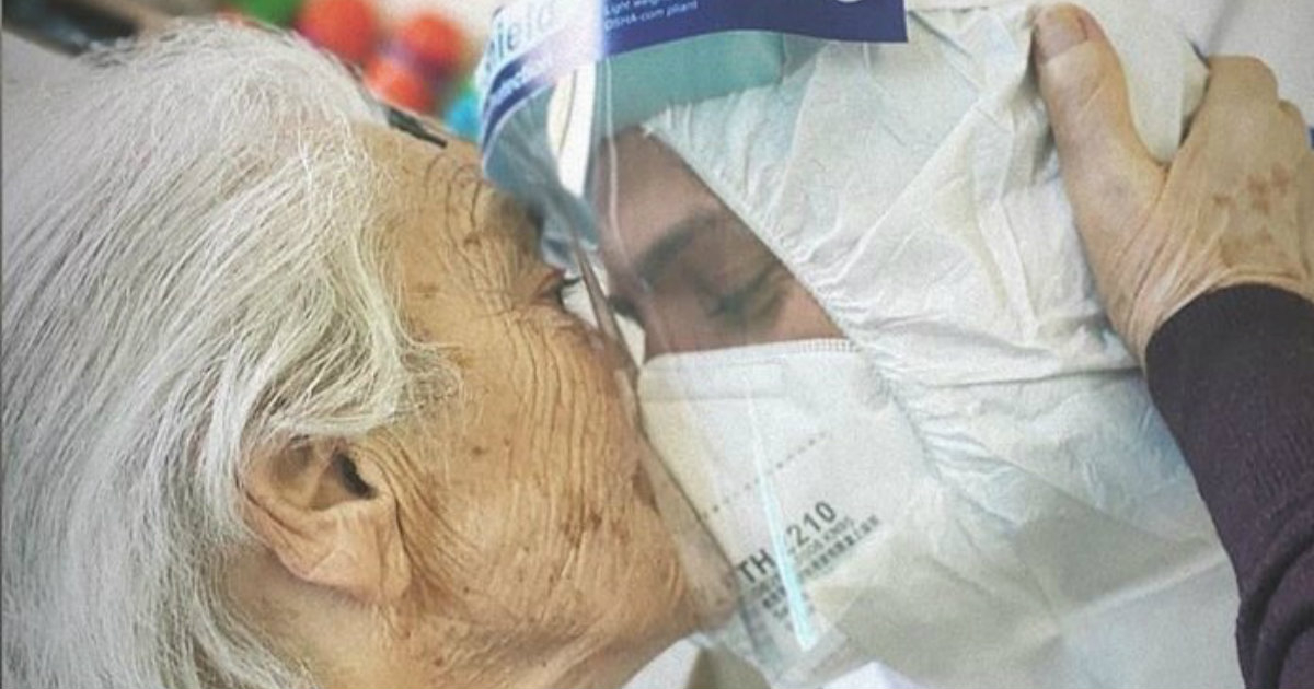 Anciana besa a un sanitario en una residencia de ancianos en Italia © Facebook / Gianni Portogallo