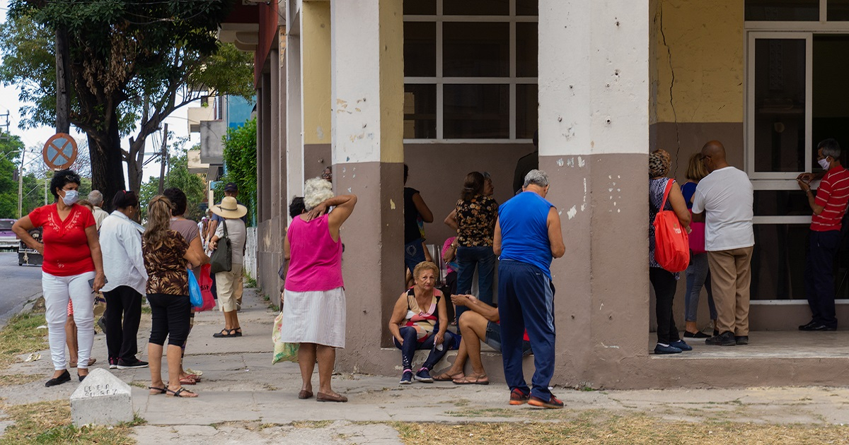 Cola para comprar medicamentos en La Habana. © Cibercuba