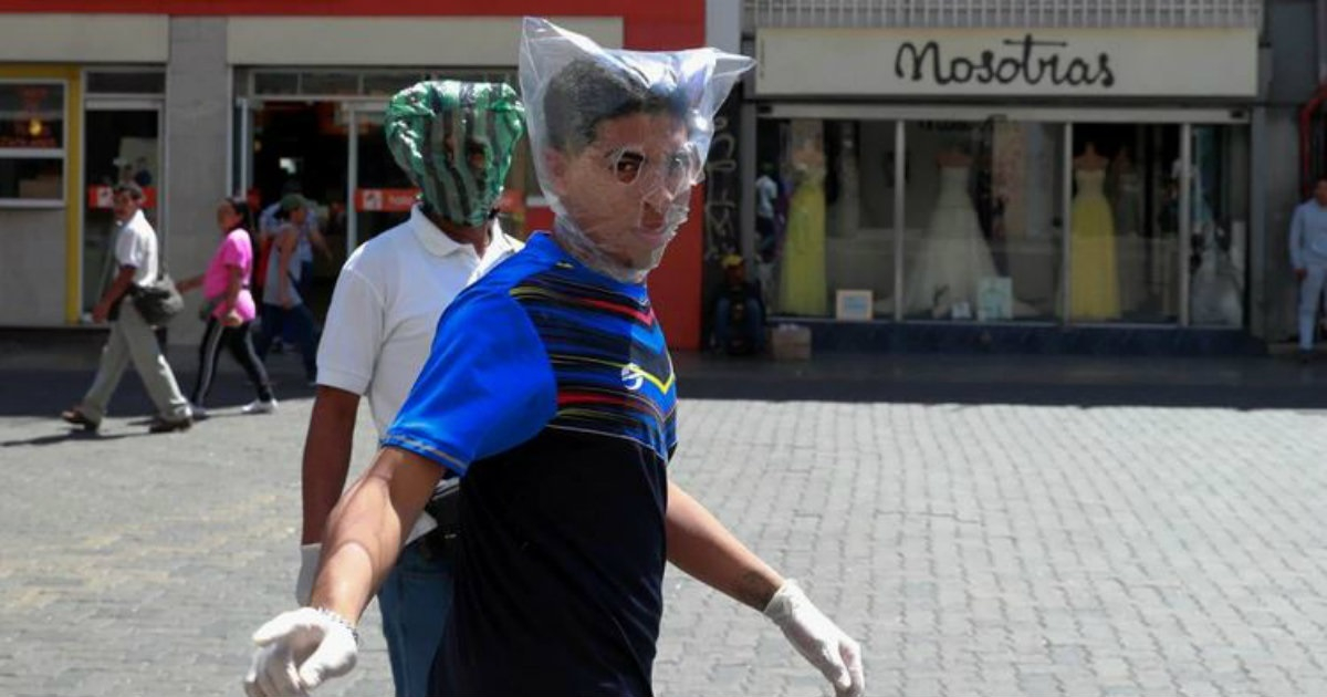 Dos ciudadanos se protegen en Caracas del coronavirus con bolsas de plástico © REUTERS/Carlos Jasso