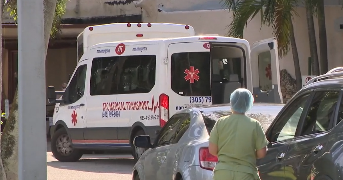 Residentes en el hogar de ancianos Fair Heavens están siendo trasladados a hospitales © Screenshot/ Local 10 News