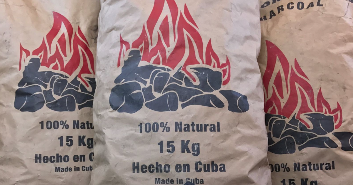 Carbón de marabú cubano a la venta en Amazon que provocó la demanda © Screenshot